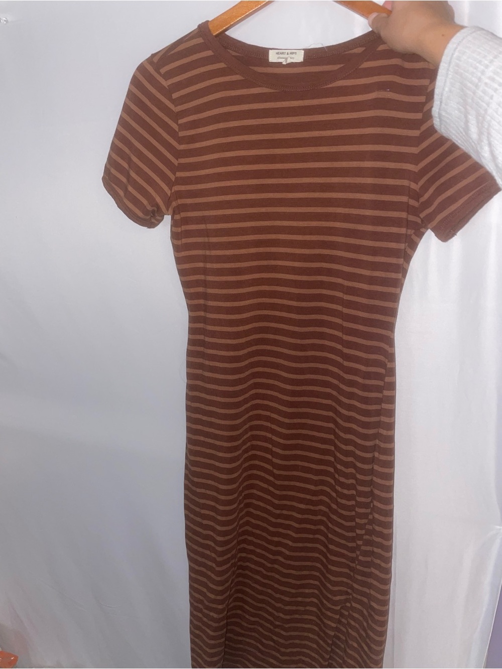 Heart & Hips Brown Striped Short-Sleeve Midi Dress stretchy with slits